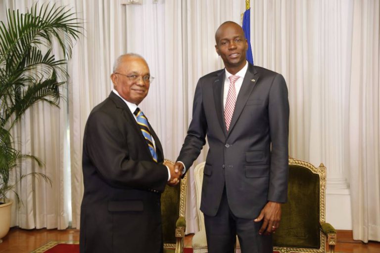 Le président de la République Jovenel Moïse et lambassadeur du Commonwealth des Bahamas Jeffrey A. Williams accrédité en Haiti. Photo Facebook Présidence dHaiti.