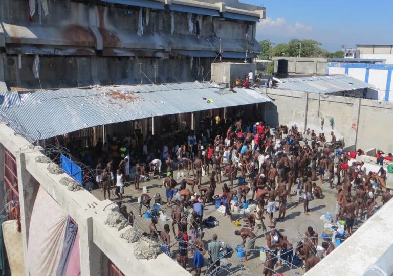 Des prisonniers au penitencier à Port au Prince Photo EveningStandard