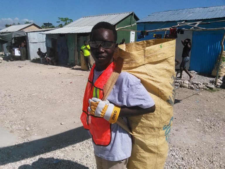 Un collecteur ramasse des déchets plastiques avant le passage de lOuragan Irma1. Photo LoopHai