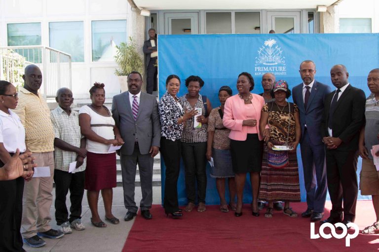 200 victimes du marché en Fer ont reçu un chèque du gouvernement. Photo LoopHaïti Estailove St Va