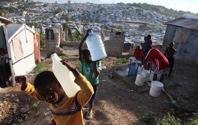 Pour un ministre en RD l’eau de puits en Haïti provient des latrines. Photo Angel.co