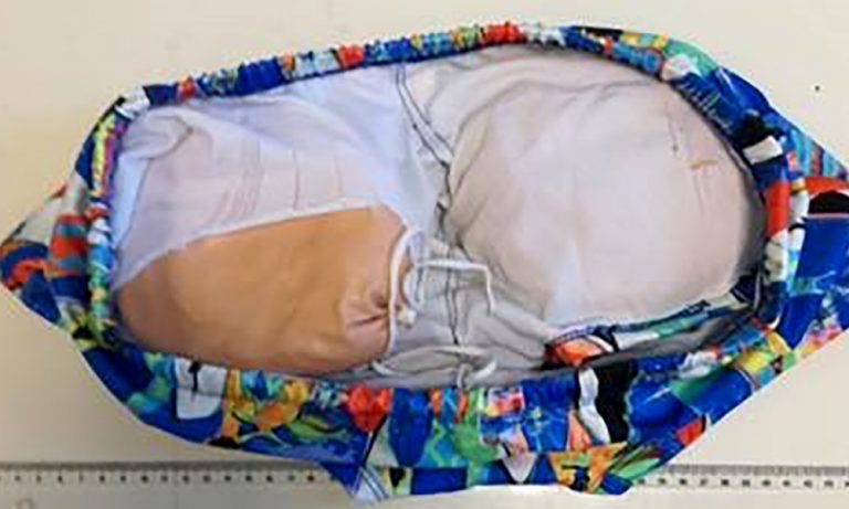 Un passager portait de fausses fesses