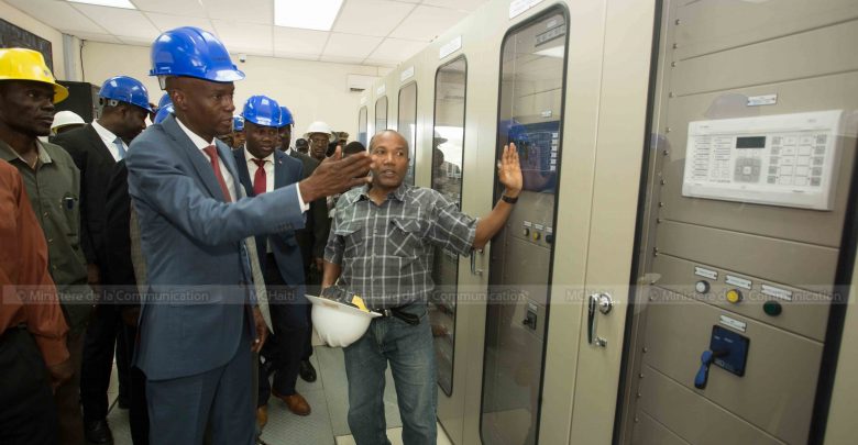 Le Président de la République Jovenel Moïse accompagné du directeur de l’électricité d’État d’Haïti EDH Hervé Pierre Louis 1
