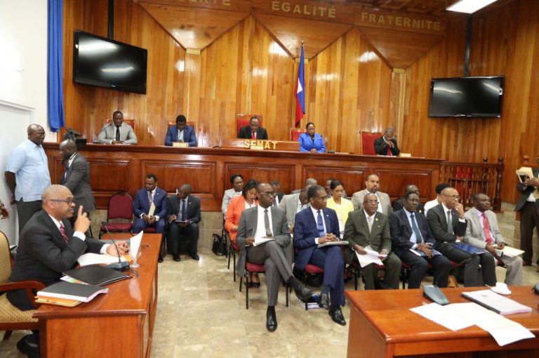 Lors dune séance ce jeudi au Sénat de la République le Premier ministre Jack Guy Lafontant accompagné de son cabinet ministériel