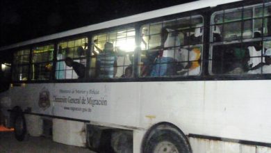 Vue dun véhicule dominicain qui transportait des migrants haïtiens à la frontière