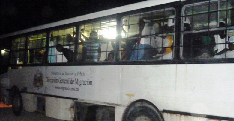 Vue dun véhicule dominicain qui transportait des migrants haïtiens à la frontière