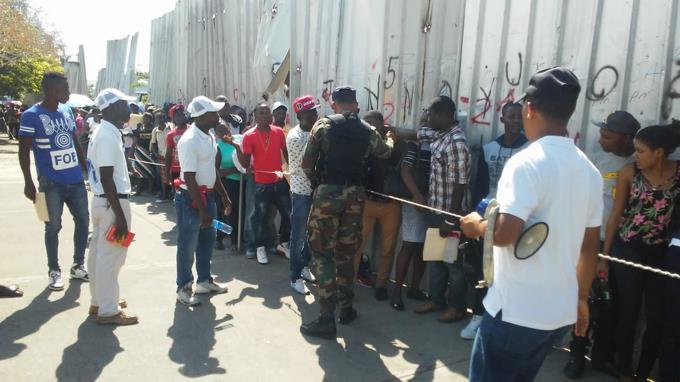 Des centaines dHaïtiens se régularisent en Rép. Dominicaine photo Listin Diario