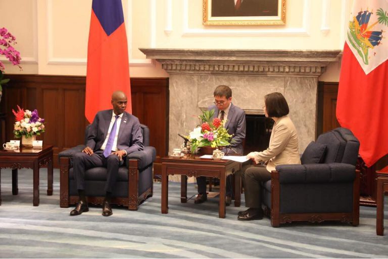 le président haïtien Jovenel Moïse et son hommologue taïwanais TSAI Ing wen lors dun entretien hier mardi 29 mai 2018. crédit photo @moisejovenel1