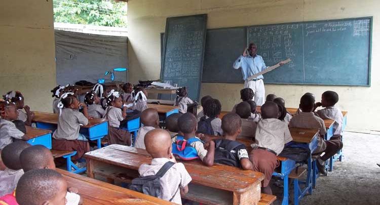 Un enseignant travaillant dans une salle de classe. Photo haitisupportgroup.org
