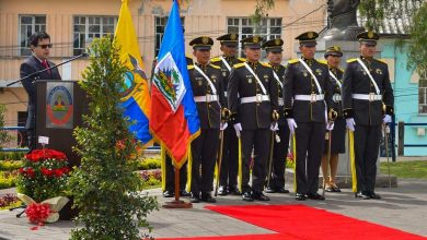 Des représentants du corps diplomatique ainsi que des soldats Équatoriens lors de la commémoration du 215e anniversaire de la bataille de Vertières