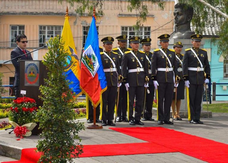 Des représentants du corps diplomatique ainsi que des soldats Équatoriens lors de la commémoration du 215e anniversaire de la bataille de Vertières