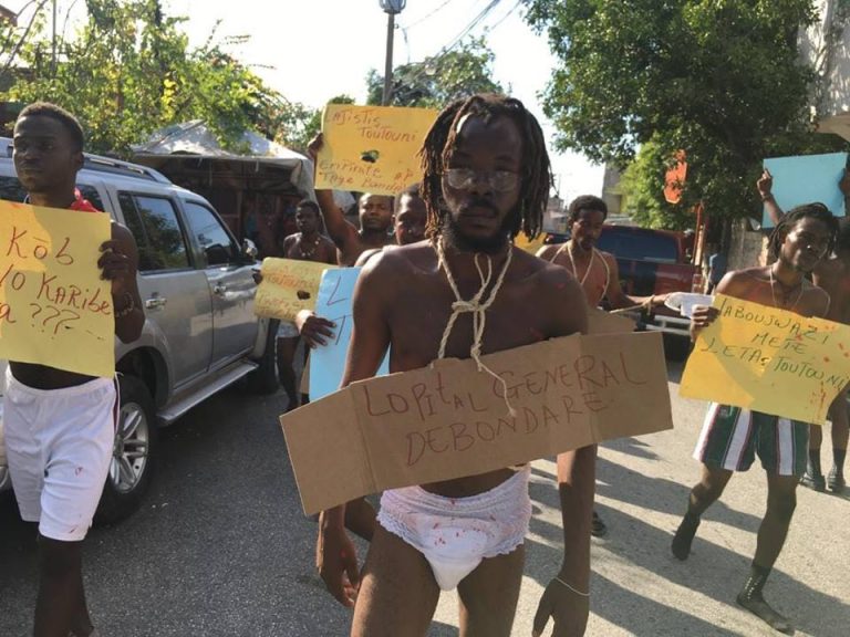 Des étudiants de l’université d’Etat d’Haïti UEH protestant en sous vêtements1