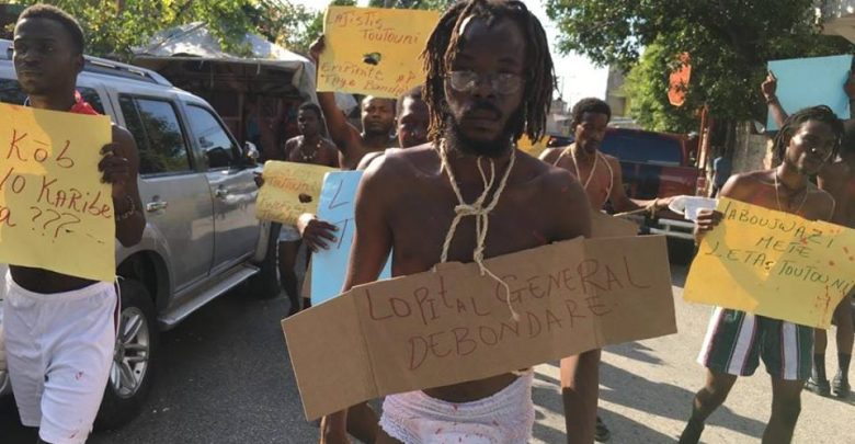 Des étudiants de l’université d’Etat d’Haïti UEH protestant en sous vêtements1