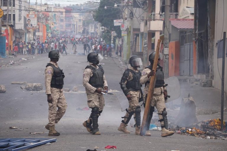 Des policiers lors d’une manifestation pour exiger la démission de Jovenel Moïse Photo Steven Aristil Loop Haiti