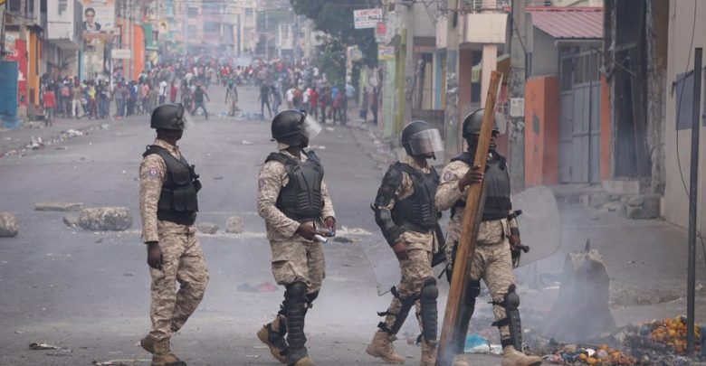 Des policiers lors d’une manifestation pour exiger la démission de Jovenel Moïse Photo Steven Aristil Loop Haiti