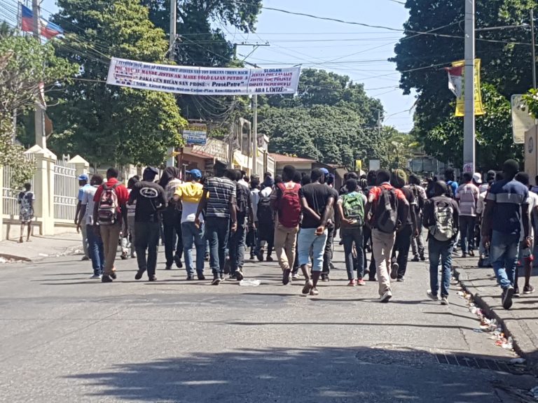 Une manifestation détudiants dispersée par les forces de lordre