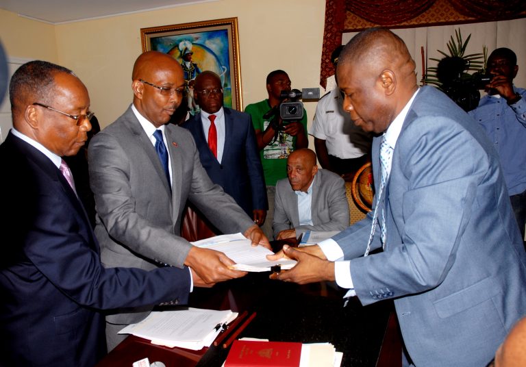 Le Premier ministre Lapin dépose ses pièces au Sénat de la République