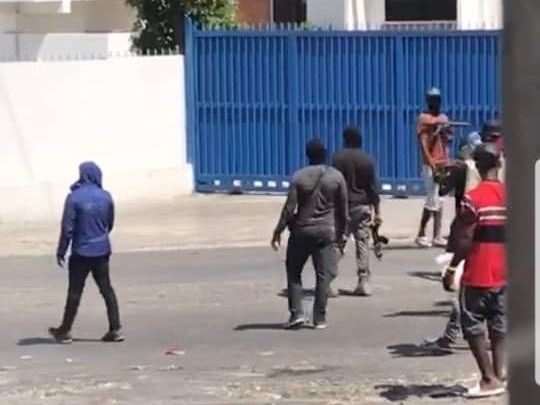 Capture décran pris à partir de la vidéo montrant des hommes armés sur lautoroute de Delmas à Delmas 16.