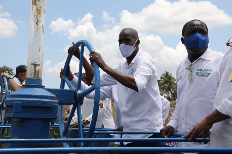 Inauguration d’un barrage inachevé