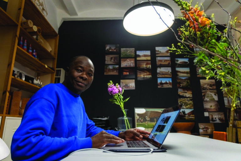 «L’architecture aux couleurs de la solidarité et de l’espoir, par la magie créatrice de l’architecte germano-burkinabé, Diébédo Francis Kéré»