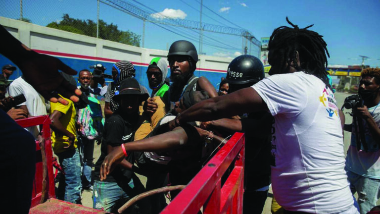 Un journaliste assassiné et trois autres blessés
