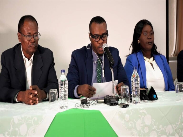 Montana, complètement coincés, pieds et poings liés!