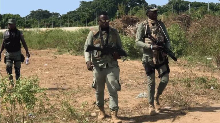 Les mensonges s’effondrent comme un château de cartes